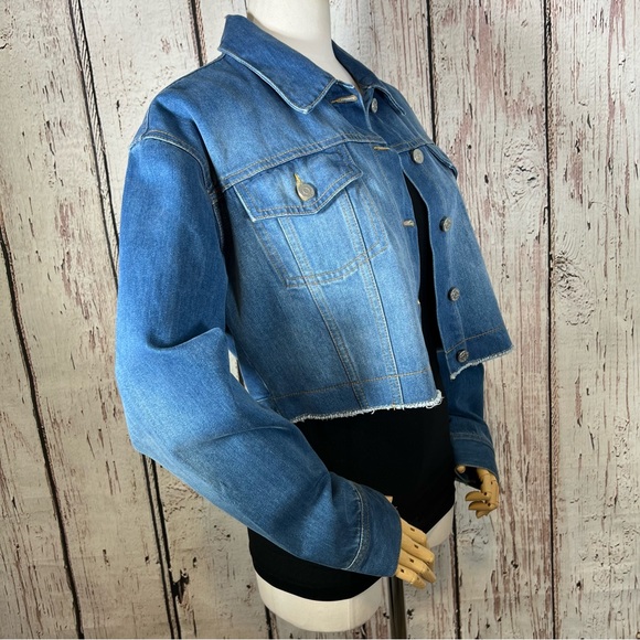 Ei8ht Dreams Revolve Cropped Faded Denim Jean Jacket Size Small EUC LIKE NEW - Picture 4 of 16